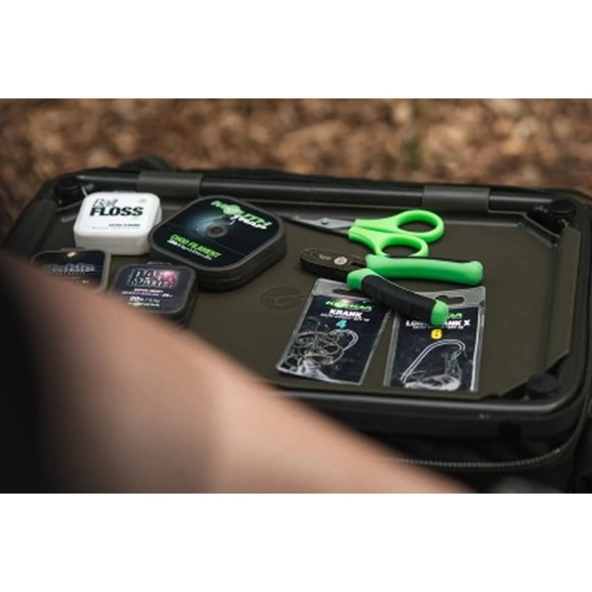 Macuto Korda Compac Framed Dark Kamo L - Tienda Carpfishing