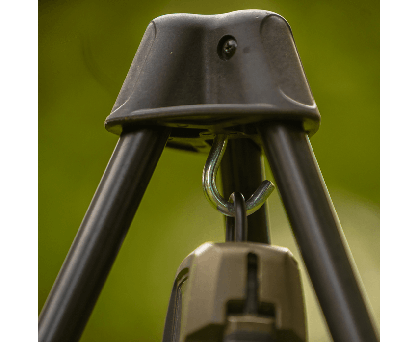 Trípode de pesaje Avid Carp Revolve con gancho reforzado para carpfishing, ideal para terrenos variados.