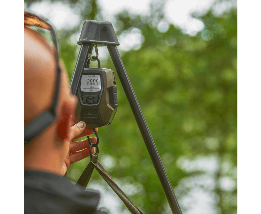 Trípode Avid Carp Revolve con báscula, ideal para carpfishing y pesaje preciso en exteriores.