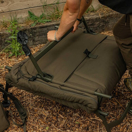 Bed Chair con saco de dormir Avid Carp Revolve System - Tienda Carpfishing