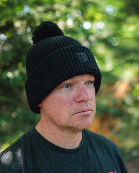 Gorro Fox Black HD con bola negro - Tienda Carpfishing