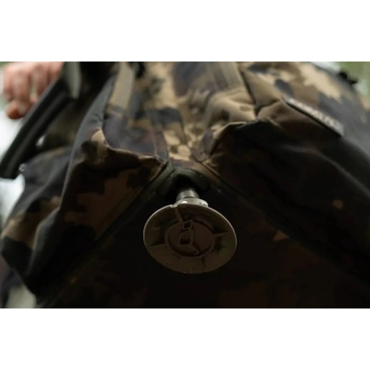 Macuto Korda Compac Framed Dark Kamo L - Tienda Carpfishing