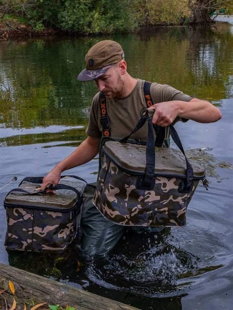 Bolso Fox Aquos Camo 30 litros - Tienda Carpfishing